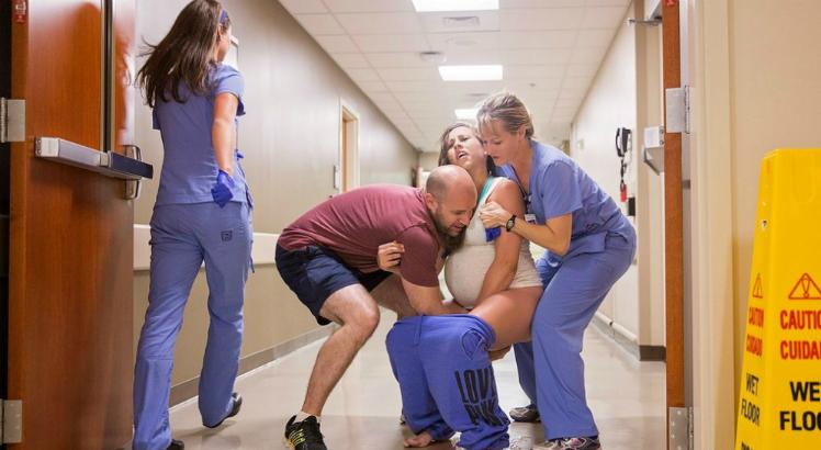 Fotos mostram nascimento no corredor de hospital