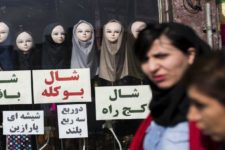 Mulher é agredida por policial ao protestar no Irã