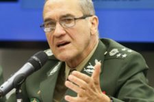 Comandante do Exército questiona instituições