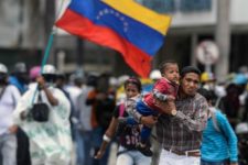 Sem dinheiro, venezuelanos andam por 5 dias