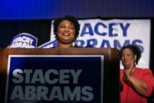 Mulher negra vence primárias democratas