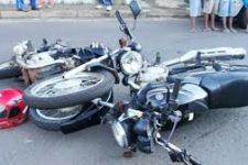 Motociclista 'fura' sinal e provoca acidente em ST