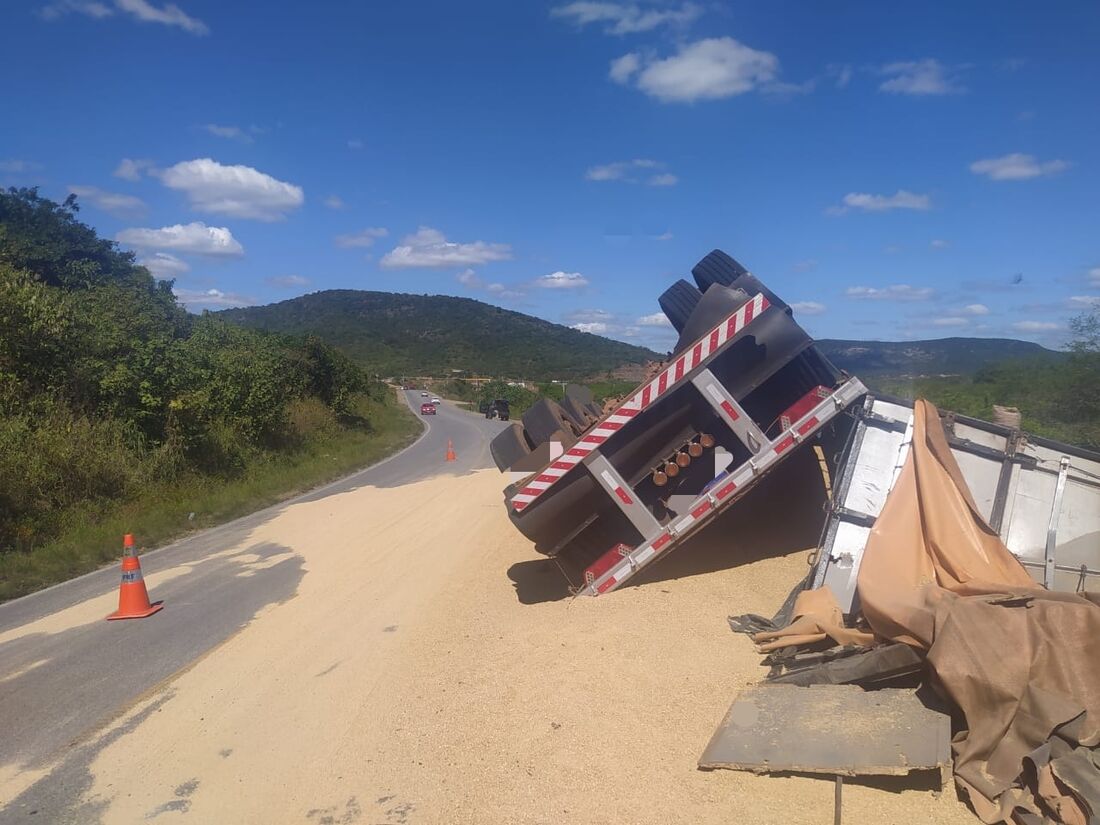 Carreta tomba e espalha carga de farelo de soja Farol de Notícias