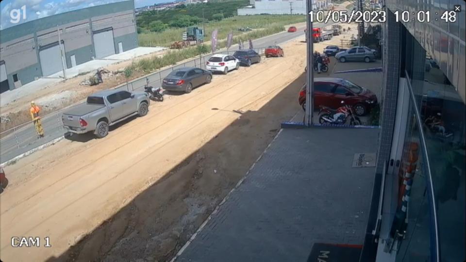 Suspeitos fogem após assassinar homem vídeo Farol de Notícias