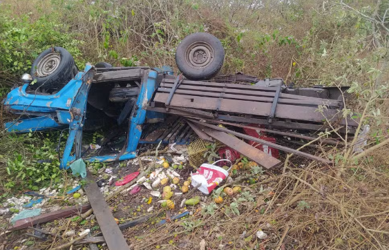 Tr S Ficam Feridos Em Colis O De Caminh Es Farol De Not Cias