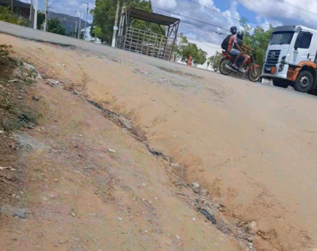 Moradores reivindicam calçamento de avenida movimentada em ST Farol