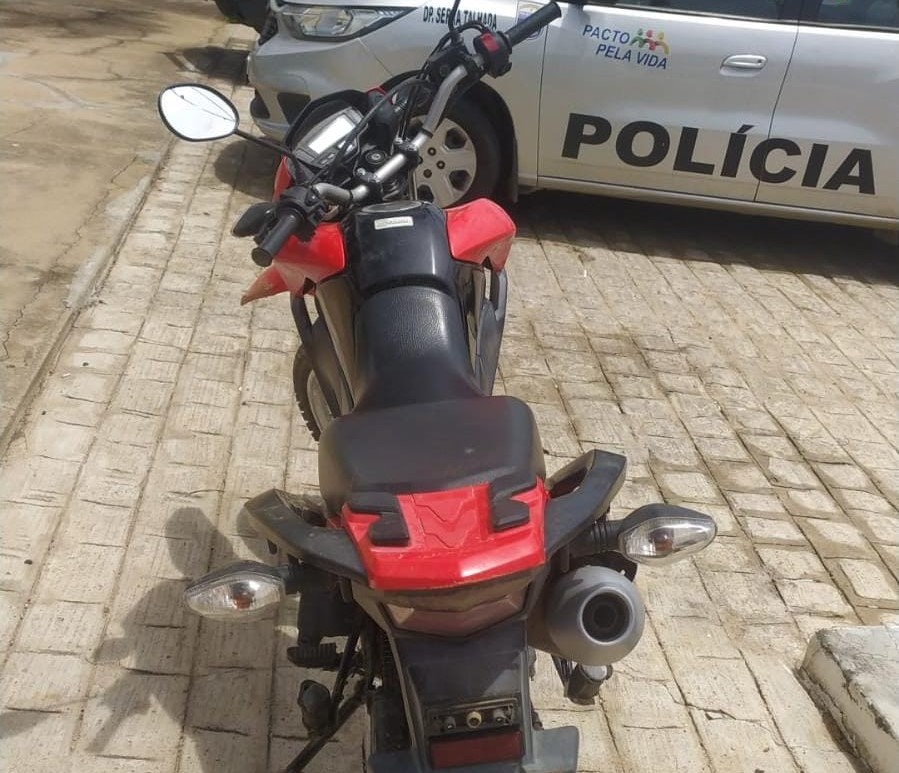 Pol Cia Militar Recupera Moto Roubada Por Tr S Homens Em St Farol De