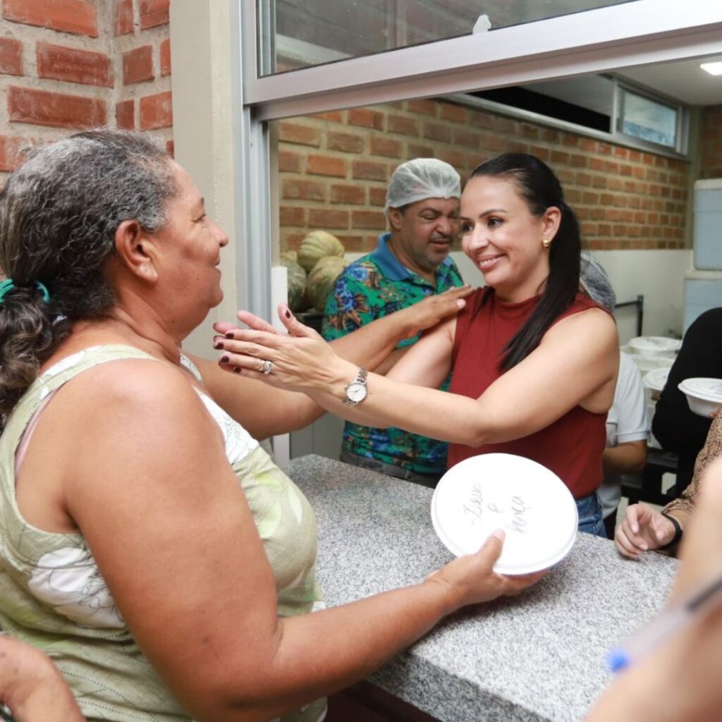 Márcia inaugura cozinha comunitária 200 refeições Farol de