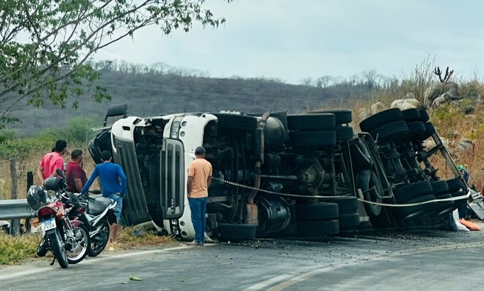 Carreta Tomba Em Estrada Do Paje Mata Pai E Deixa Filho Ferido