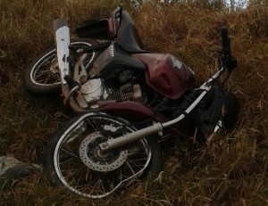 Casal sofre queda de moto no Aeroporto de Serra