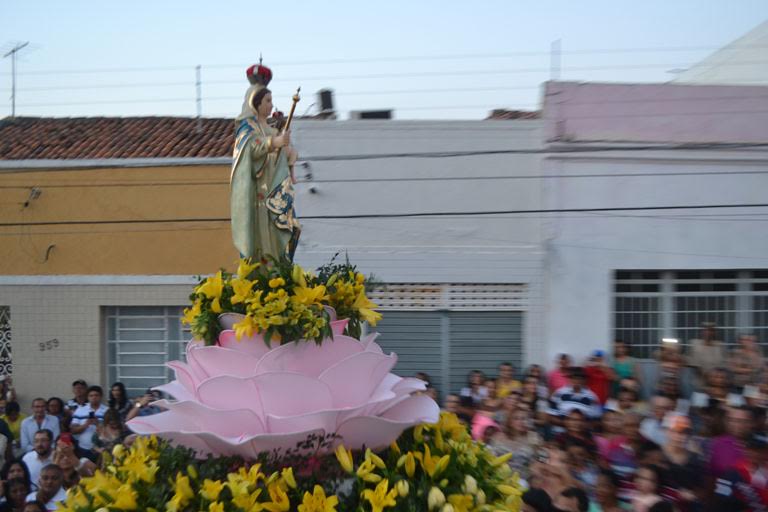 Diácono se emociona ao falar de andor que pesa mais de 100 quilos