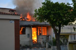 Homem bate na esposa em ST e ateia fogo na casa