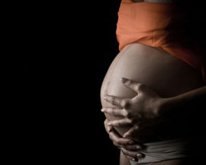 Aumenta debate sobre o direito de mulher engravidar após viúva