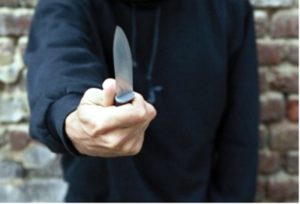 Homem ameaça vizinho com uma faca em ST