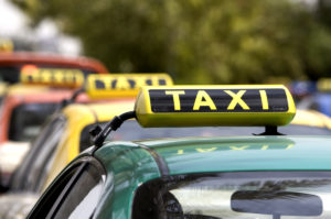 Taxistas fazem protesto por auxílio da categoria