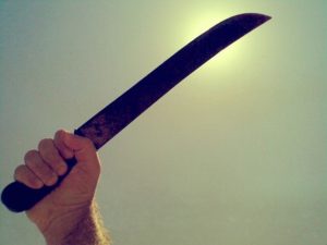 Mulher desarma homem com facão em ST