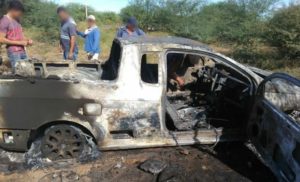 Carro pega fogo dentro de garagem em Serra Talhada