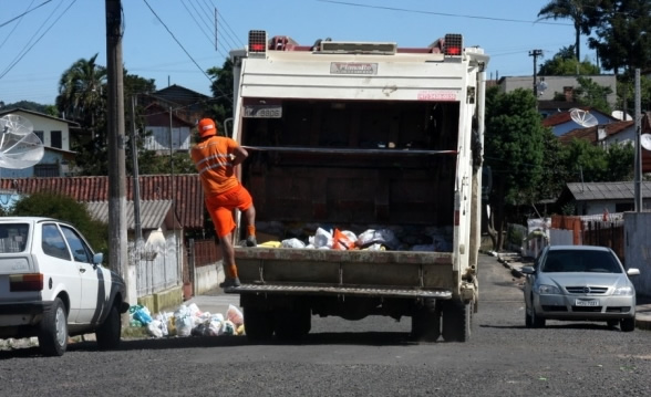 Polêmica de coleta de lixo faz secretária emitir nota