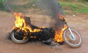 Bandidos ateiam fogo em motocicleta em ST