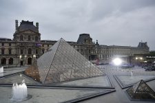 França aceita devolver arte a África