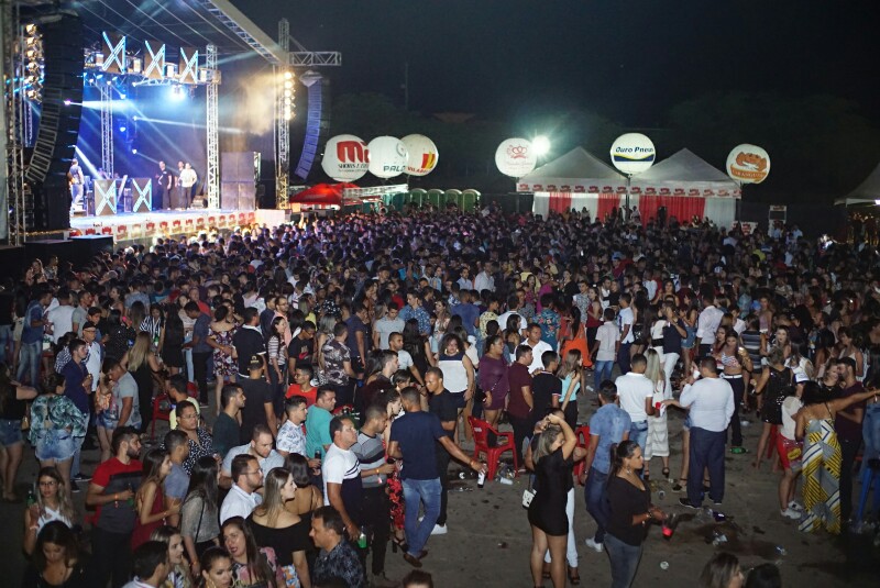 Festa do Ano leva multidão para o pátio de eventos
