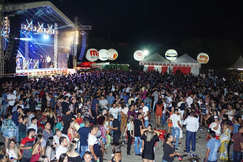 Festa do Ano leva multidão para o pátio de eventos
