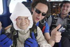 Bisavó de 102 anos é a paraquedista mais idosa