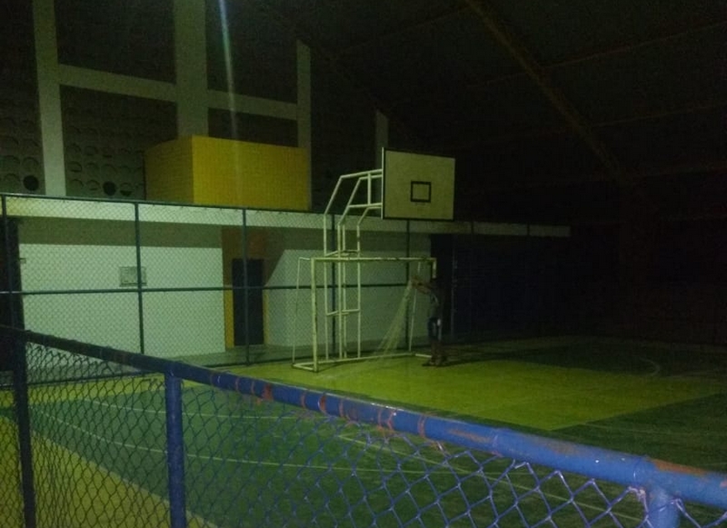Abandonada, quadra esportiva em Serra Talhada vira ponto de drogas