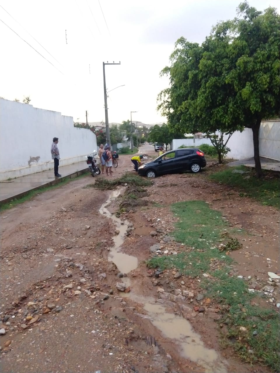 Moradores registram carro atolado em Serra Talhada