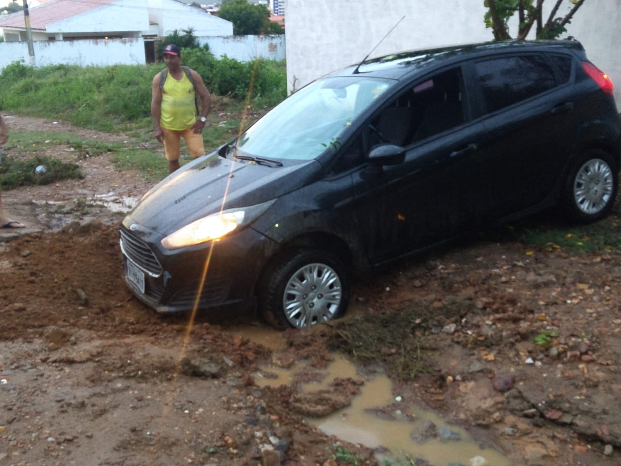 Moradores registram carro atolado em Serra Talhada
