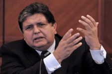 Ex-presidente peruano tenta cometer suicídio