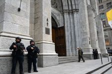 Homem é preso na catedral de Nova York