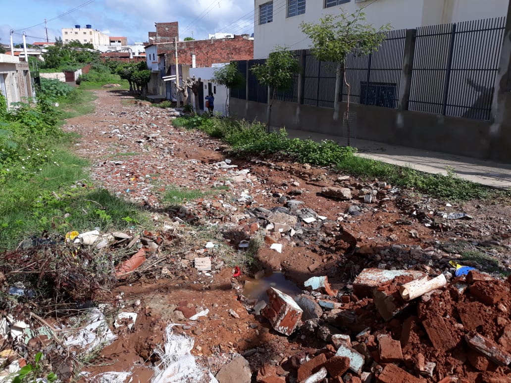Moradores reclamam de buracos nas ruas de ST