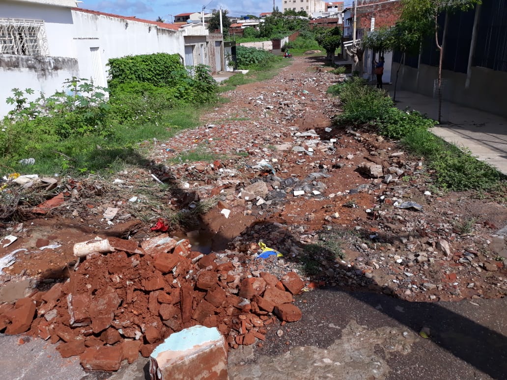 Moradores reclamam de buracos nas ruas de ST