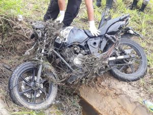 Queda de motocicleta deixa 2 feridos