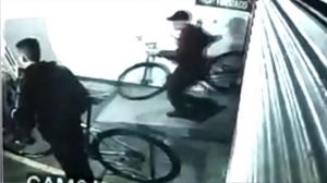 Bandidos de bicicleta assaltam jovens em ST