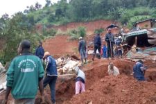 Deslizamento de terra mata 42 pessoas