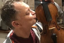 Músico consegue recuperar violino de 310 anos