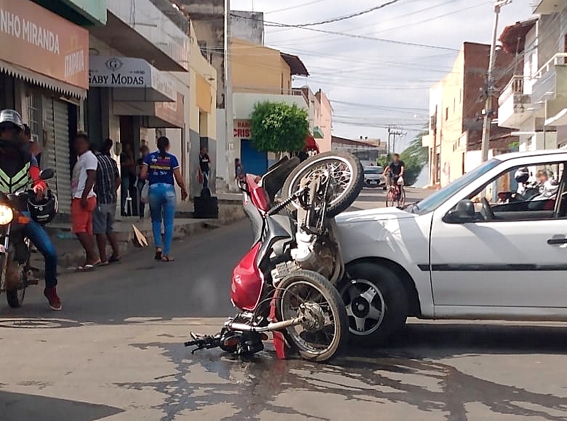 Jovem é arremessado após colisão em Serra Talhada