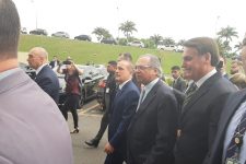 Bolsonaro entrega ao Congresso pacote de medidas
