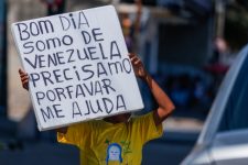 Indígenas pedem ajuda nas ruas do Recife