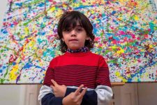 Menino de 7 anos agita o mundo da arte