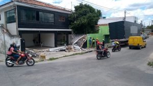 Caminhão desgovernado destrói casa em Caruaru