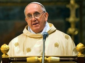 Papa faz primeira aparição após suspeita de coronavírus
