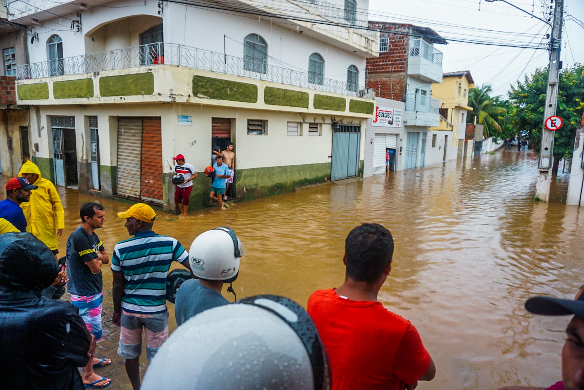 Rio Pajeú inunda lojas no Centro de Serra Talhada