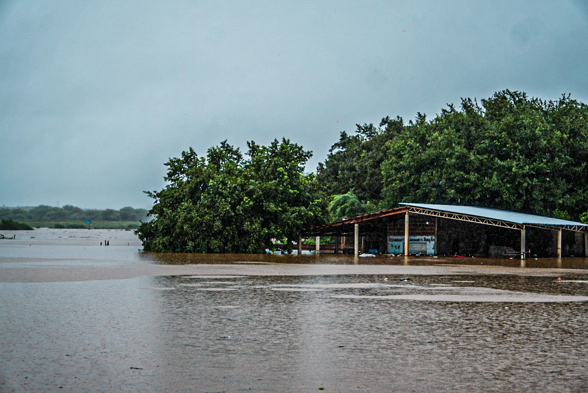 Rio Pajeú inunda lojas no Centro de Serra Talhada
