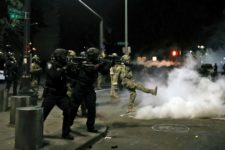 Manifestantes e forças federais entram em confronto nos EUA
