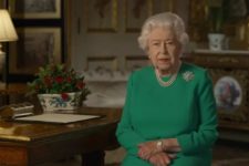 Rainha Elizabeth incentiva a vacinação e critica 'egoísmo'
