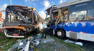 Colisão de ônibus deixa feridos em Olinda