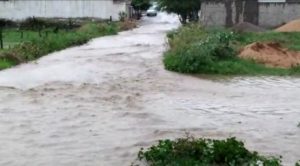 Carro 'afunda' em buraco durante chuvas no Agreste